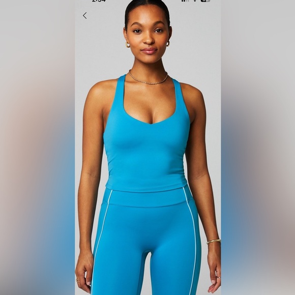 🔥Fabletics built in tank cropped - Picture 4 of 7